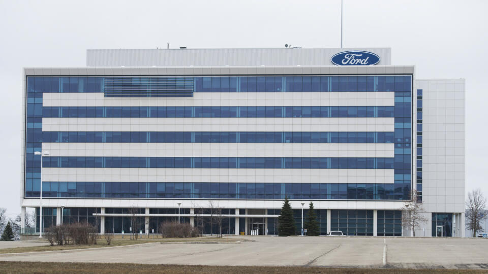 Na archívnej snímke z 19. marca 2020 prázdne parkovisko pred závodom americkej automobilky Ford v kanadskom meste Ontario. Tri americké automobilky známe ako Veľká trojka plánujú predĺžiť súčasnú odstávku svojich závodov z marca aj na určité obdobie apríla. Dôvodom je fakt, že šírenie nového koronavírusu v USA a za hranicami sa zatiaľ nepodarilo dostať pod kontrolu. General Motors (GM), Ford a Fiat Chrysler Automobiles (FCA) 18. marca informovali, že v dôsledku šírenia no