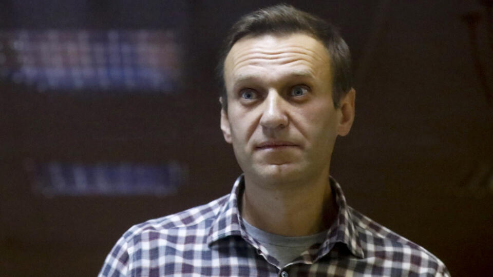 KK34 Moskve - Na archívnej snímke z 20. februára 2021 ruský opozičný líder Alexej Navaľnyj stojí v klietke na súde v Moskve. Ruského opozičného politika Alexeja Navaľného previezli v pondelok 19. apríla 2021 do väzenskej nemocnice, informovala agentúra DPA s odvolaním sa na ruské väzenské úrady.