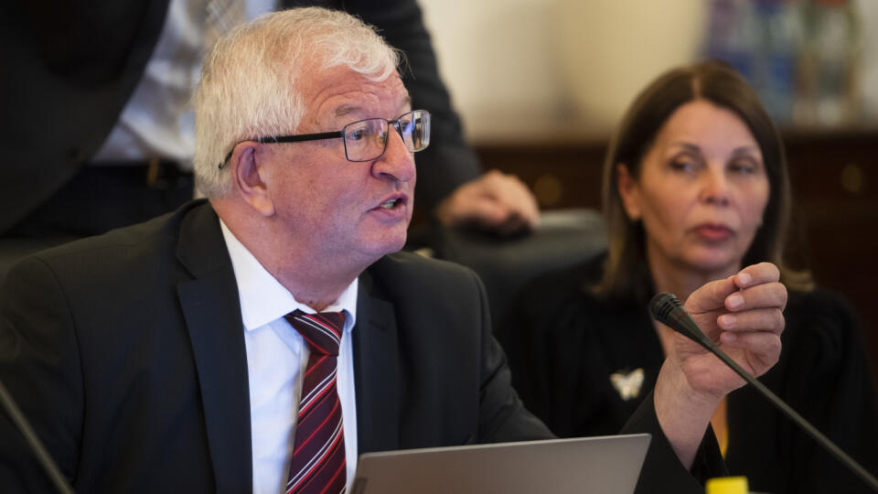 Na snímke zľava člen a kandidát na predsedu Súdnej rady SR Ján Mazák a členka Súdnej rady SR Katarína Javorčíková počas 9. zasadnutia Súdnej rady SR v Bratislave 29. júna 2020. FOTO TASR - Jaroslav Novák