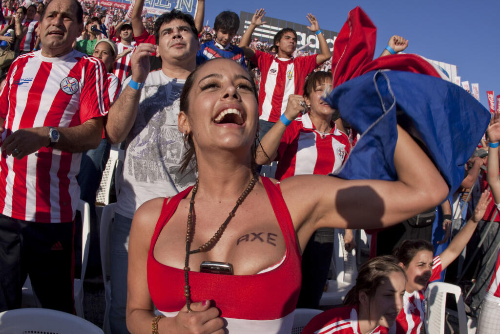 Aj fanúšičky na futbalových zápasoch vedia byť poriadne divoké. Larissa Riquelme je medzi futbalovými fanúšikmi dobre známe meno. Je známa tým, že si do výstrihu ukladá mobil.