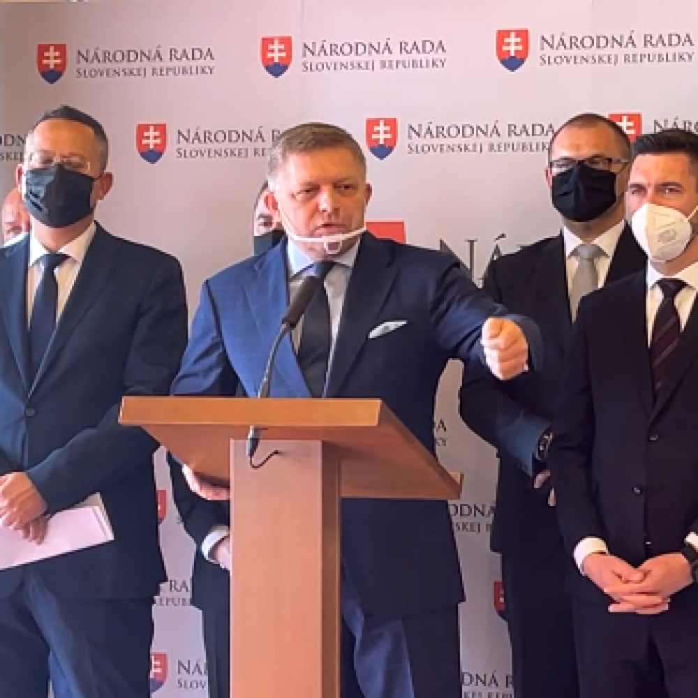 „On bude mne hovoriť, že mafián? Človek, ktorý bol štartérom pre mafiánov, ktorý vozil na Slovensko drogy, ktorého každý vnímal ako podržtašku mafiánov? Môžu si ma nazývať akokoľvek, ale som hrdý na seba, že mi nikto nemôže povedať, že Fico ty si ukradol titul na vysokej škole,“ povedal líder Smeru.