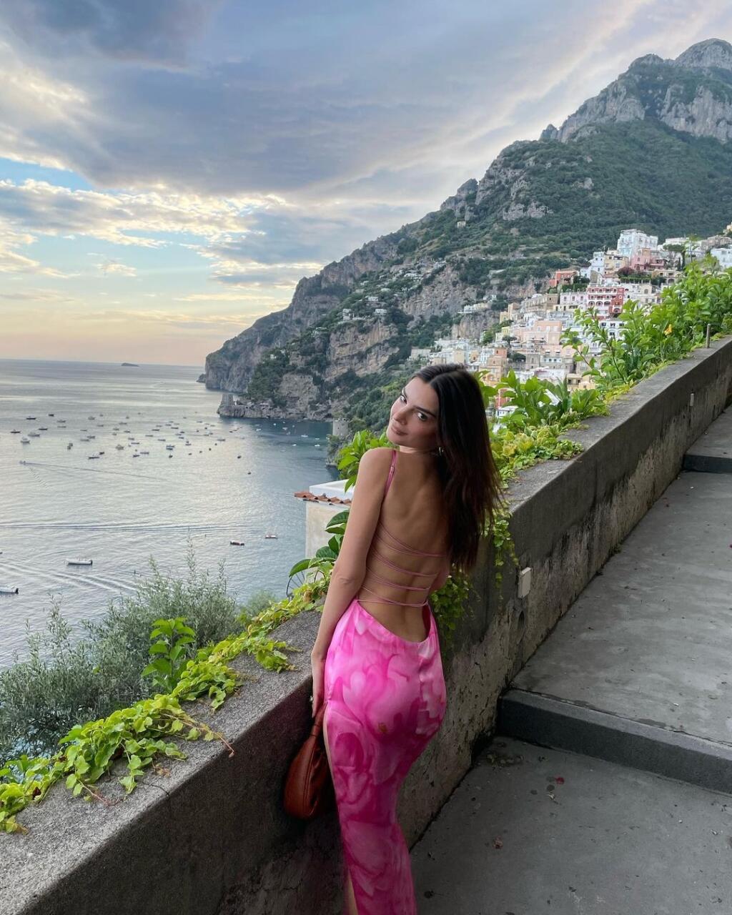 Čerstvá mama, supermodelka Emily Ratajkowski oslávila 30-tku na karibských ostrovoch.