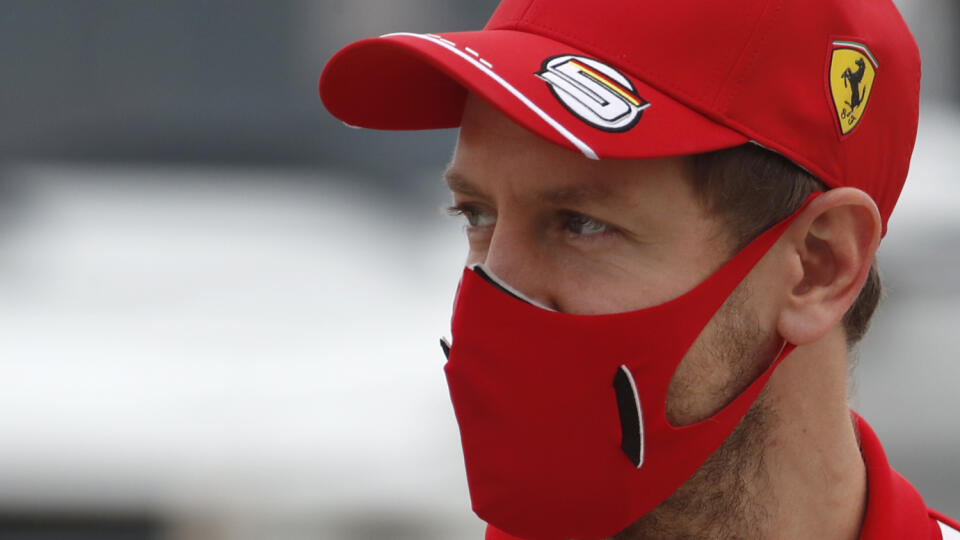 EBE 13 Sakhir - Na snímke nemecký pilot formuly Sebastian Vettel z tímu Ferrari prichádza na prvý tréning pred nedeľnou Veľkou cenou Bahrajnu F1 na okruhu pri meste Sakhir 27. novembra 2020. FOTO TASR/AP
Ferrari driver Sebastian Vettel of Germany arrives at the paddock ahed of the first free practice at the Formula One Bahrain International Circuit in Sakhir, Bahrain, Friday, Nov. 27, 2020. (Hamad Mohammed, Pool via AP)