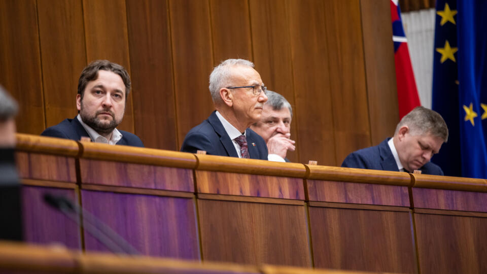 Protest v parlamente opozičnou stranou PS/ spolu proti zvolenou mimoriadnej schôdzi. Na fotke je Luboš Blaha a Robert Fico