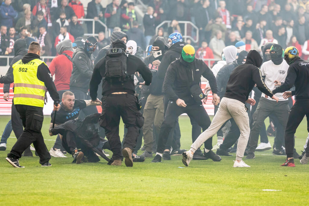 Rivalita dvoch nezmieriteľných súperov sa v 161. derby zvrhla na nechutné potýčky a dokonca bitku chuligánov Trnavy a Slovana priamo na hracej ploche.