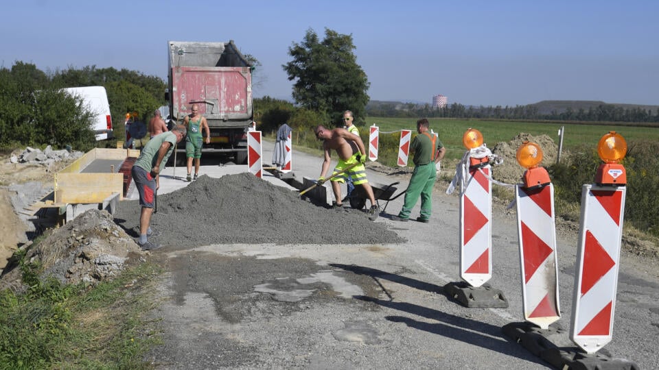 Košický samosprávny kraj začal s opravou cesty III/3315 medzi Veľkou Idou časť Gomboš a obcou Perín - Chym v okrese Košice - okolie a rekonštrukciou mosta pri obci. Most v extraviláne Perína je zaradený do kategórie šesť, čo znamená veľmi zlý stavebno-technický stav. Stavebné práce na moste zahŕňajú výmenu zvršku, časti mostných krídel a vybudovanie novej nosnej konštrukcie. Na snímke práce na moste 22. septembra 2020. FOTO TASR - František Iván