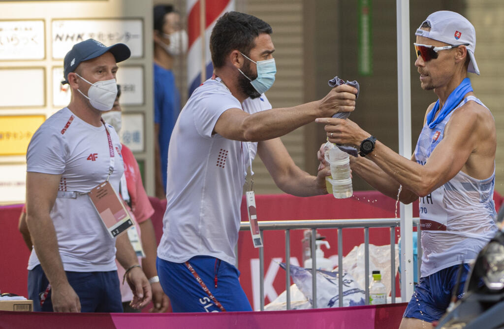 Na snímke vpravo slovenský reprezentant v chôdzi na 50 km Matej Tóth počas pretekov na XXXII. letných olympijských hrách 2020 v japonskom Sappore v piatok 6. augusta 2021. FOTO TASR - Martin Baumann