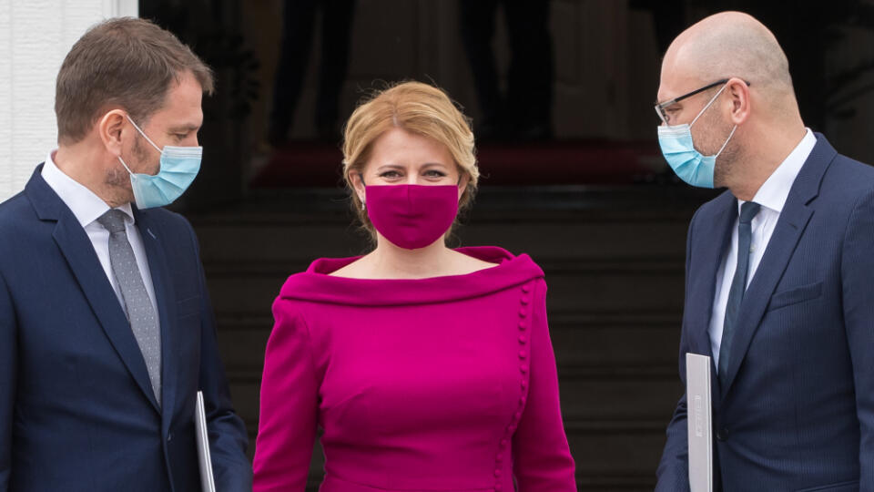 Prezidentka Slovenskej republiky Zuzana Čaputová vymenovala nových členov vlády pod vedením premiéra Igora Matoviča. Na snímke zľava Igor Matovič, Zuzana Čaputová, Richard Sulík.