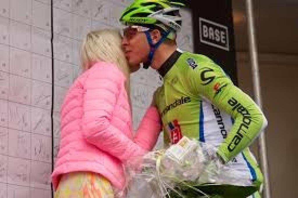 Sagan sa nakoniec Maji ospravedlnil aj s veľkou kyticou.