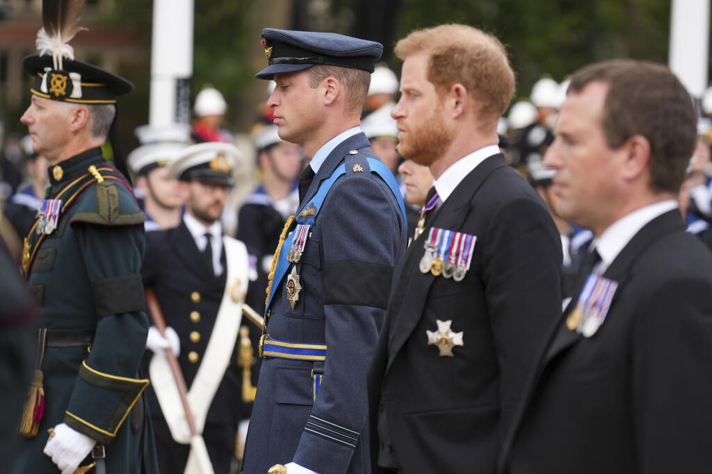 Willliam, britský princ z Walesu (tretí sprava) a britský princ Harry (druhý sprava) kráčajú v sprievode za rakvou britskej kráľovnej Alžbety II. počas presunu z Westminsterskej sály do Westminsterského opátsta, kde sa uskutoční štátny pohreb panovníčky v Londýne v pondelok 19. septembra 2022. Kráľovná Alžbeta II. zomrela 8. septembra vo veku 96 rokov vo svojom letnom sídle Balmoral v Škótsku.