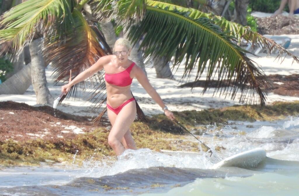 Lindsey pri ťahaní paddleboardu predviedla najmä vypracované brucho s vyrysovanými svalmi.
