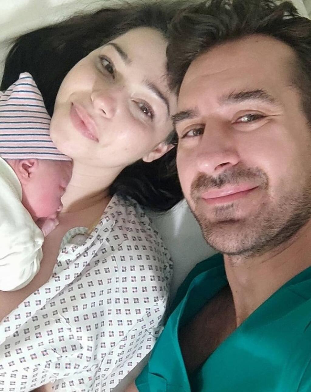 Hrdý otec Boris Valábik sa po pôrode pochválil svojimi dievčatami. Jeho manželka Lucka zvládla ťažké chvíle na jednotku a aj krátko po narodení dcérky vyzerala vynikajúco.