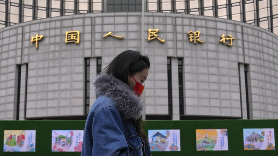 WA 21 archív Peking - Na archívnej snímke z 20. februára 2024 žena kráča okolo budovy čínskej centrálnej banky v Pekingu. Čínska centrálna banka prekvapila trhy, keď v pondelok 22. júla 2024 oznámila zníženie úrokových sadzieb. Podľa analytikov to znamená, že po nepriaznivých údajoch o vývoji ekonomiky za ostatný kvartál Čína urobila ďalší krok na zvýšenie objemu úverov zo strany komerčných bánk a podporu rastu druhej najväčšej ekonomiky sveta. FOTO TASR/AP
FILE - A woman walks by China's cent
