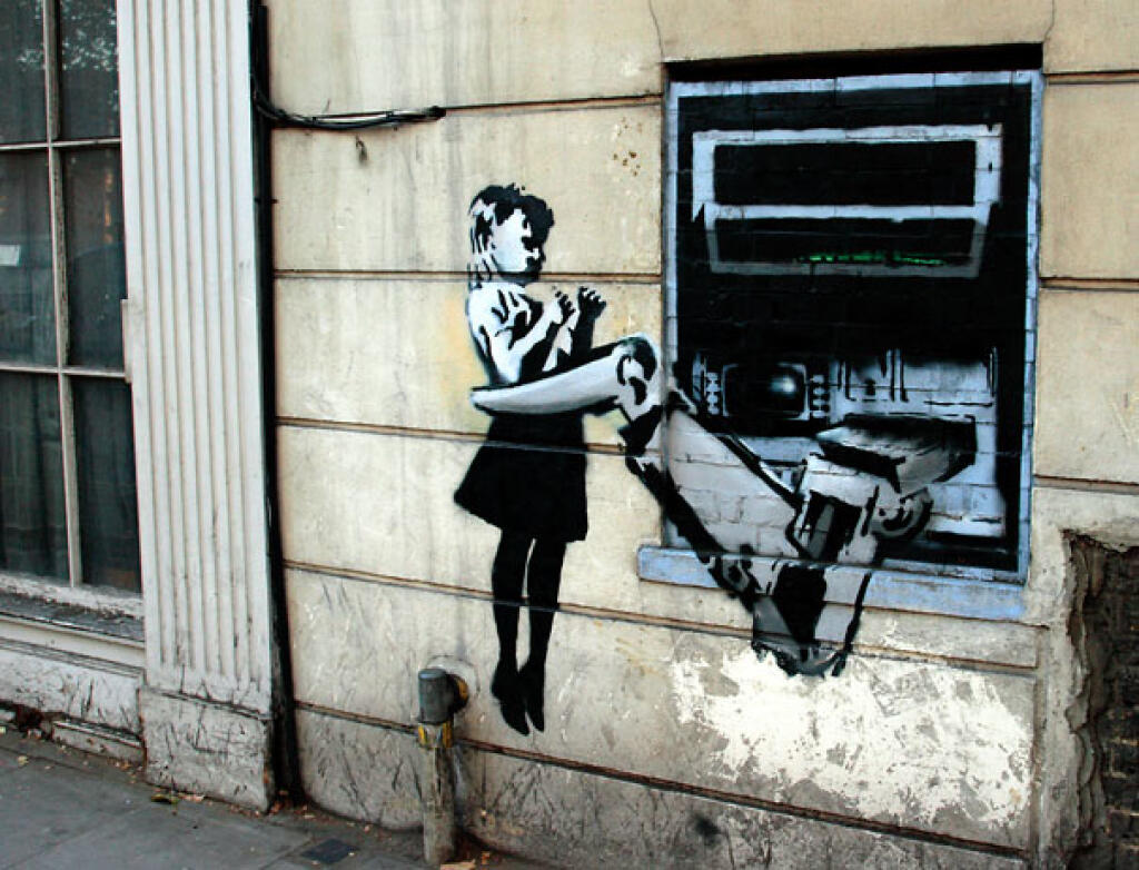 Бэнкси лучшее. Художник граффитист Бэнкси. Граффити Street Art Banksy. Художник стрит арта Бэнкси.