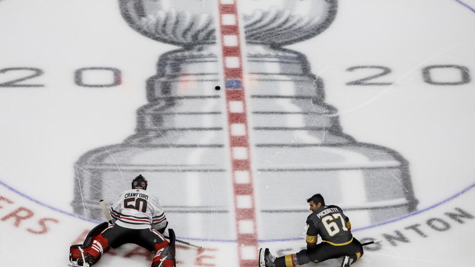 WA 13 Edmonton - Brankár Chicaga Blackhawks Corey Crawford (vľavo) a hokejista Vegasu Max Pacioretty sa rozcvičujú pred začiatkom úvodného zápasu 1. kola play off Západnej konferencie NHL Vegas Golden Knights - Chicago Blackhawks v Edmontone 11. augusta 2020. FOTO TASR/AP
Chicago Blackhawks goalie Corey Crawford (50) and Vegas Golden Knights' Max Pacioretty (67) stretch before the first period of a first-round NHL Stanley Cup playoff hockey game in Edmonton, Alberta, on Tuesday, Aug. 11, 2020