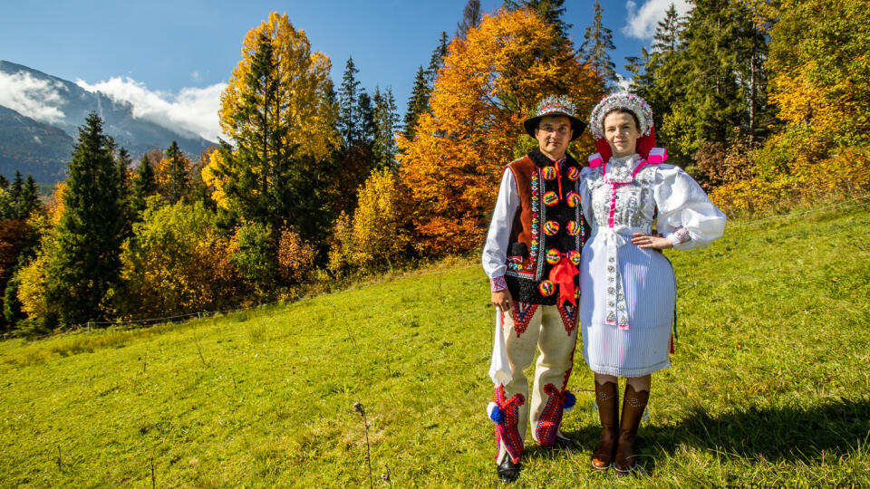 Záber snúbencov v goralskom kroji  a krásnej jesennej prírody je mimoriadne pôsobivý.