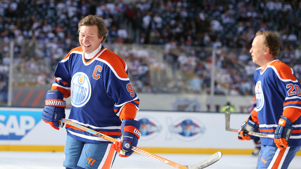 Wayne Gretzky, legenda NHL s číslom 99 bol známy svojou starostlivosťou o svoje hokejky. „Nemám rád, keď sa moja hokejka dotýka inej. Na jej koniec si dávam detský púder. Musia byť totiž oddelené.“