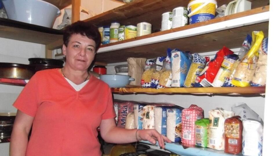 Špajza: Janka
mala ešte
donedávna
celkom
prázdne
police.