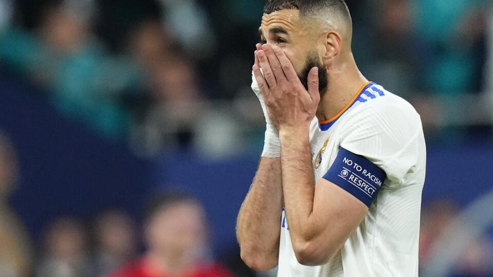 KK59 Paríž - Na snímke futbalista Karim Benzema z Realu Madrid reaguje po neuznanom góle počas finálového zápasu Ligy majstrov FC Liverpool - Real Madrid 28. mája 2022 na štadióne Stade de France v Paríži. FOTO TASR/AP
Real Madrid's Karim Benzema reacts after his goal was disallowed during the Champions League final soccer match between Liverpool and Real Madrid at the Stade de France in Saint Denis near Paris, Saturday, May 28, 2022. (AP Photo/Petr David Josek)