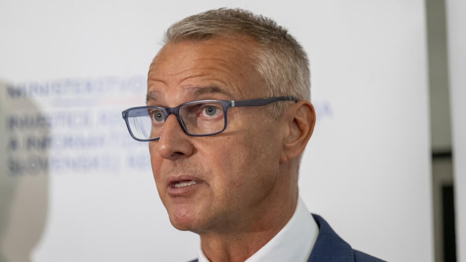 Na snímke minister investícií, regionálneho rozvoja a informatizácie SR Richard Raši (Hlas-SD) rozpráva počas tlačovej besedy o reálnej pomoci pohraničiu prostredníctvom programu Interreg v Bardejove 7. augusta 2024. FOTO TASR - Veronika Mihaliková