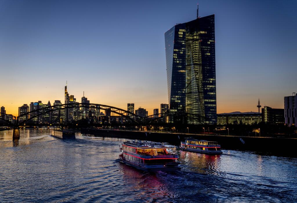 EBE 43 Frankfurt nad Mohanom - Výletné lode na rieke Mohan pred Európskou centrálnou bankou (ECB) vo Frankfurte nad Mohanom v Nemecku vo štvrtok 6. októbra 2022.  FOTO TASR/AP

Party ships pass the European Central Bank in Frankfurt, Germany, Thursday, Oct. 6, 2022. (AP Photo/Michael Probst)
