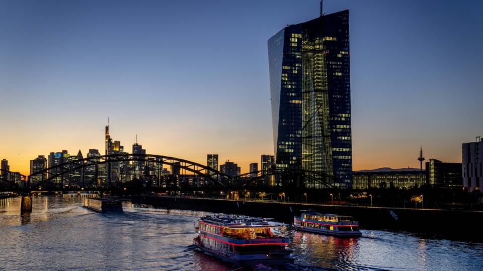 EBE 43 Frankfurt nad Mohanom - Výletné lode na rieke Mohan pred Európskou centrálnou bankou (ECB) vo Frankfurte nad Mohanom v Nemecku vo štvrtok 6. októbra 2022. FOTO TASR/AP
Party ships pass the European Central Bank in Frankfurt, Germany, Thursday, Oct. 6, 2022. (AP Photo/Michael Probst)