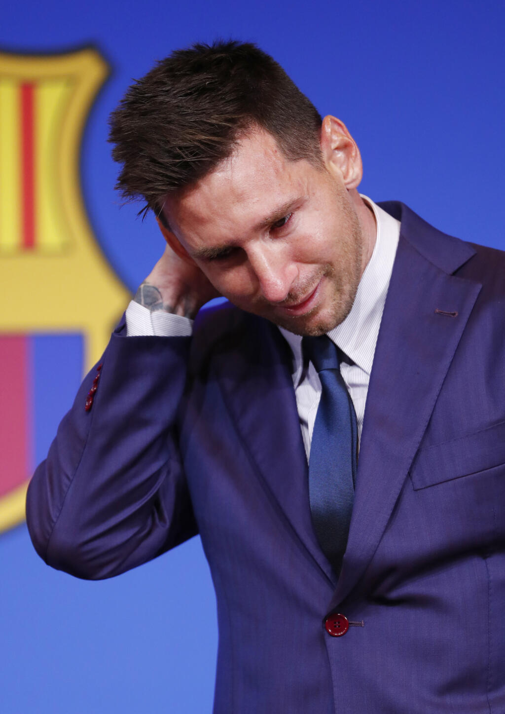 JB 48 Barcelona - Argentínsky futbalista Lionel Messi prichádza na tlačovú konferenciu v Barcelone 8. augusta 2021. Messi v nedeľu na tlačovej konferencii potvrdil odchod z FC Barcelona, v ktorého drese pôsobil celú doterajšiu profesionálnu kariéru. Pred novinármi iba s ťažkosťou zadržiaval slzy. Tridsaťštyriročný Messi pripustil, že jeho nový klub bude Paríž St. Germain. Barcelona si už pre veľké dlhy a sprísnenú finančnú politiku La ligy dlhoročného lídra nemohla ďalej dovoliť. FOTO TASR/AP
L
