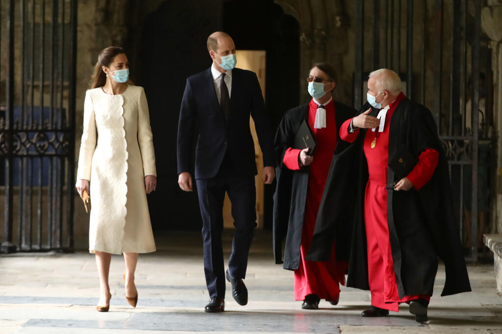 Ako píše britská tlač, aj tentoraz bola Kate „obrazom elegancie“, keď si na exkurziu po tamojšom vakcinačnom centre v areáli opátstva obliekla krémovobiely kabát z dielne návrhárky Catherine Walker, čipkou vzdialene pripomínajúci svadobné šaty.