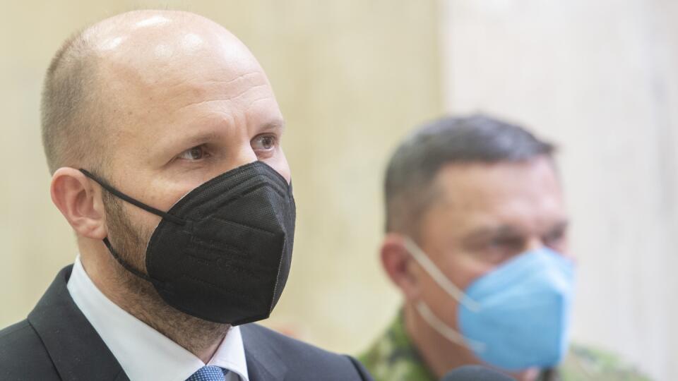 Minister obrany SR Jaroslav Naď (OĽaNO) a vpravo náčelník Generálneho štábu Ozbrojených síl Slovenskej republiky Daniel Zmeko