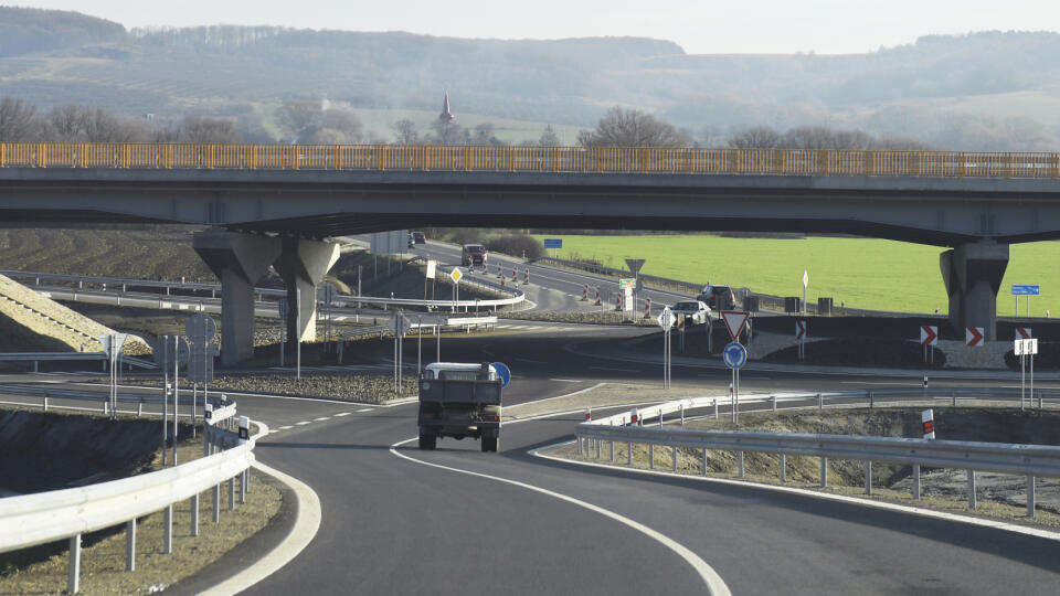 Diaľničný úsek D1 Budimír – Bidovce je blízko dokončenia, otvorenie úseku plánujú v týždni od 16. decembra. Diaľničný obchvat Košíc v dĺžke 14,4 kilometra skráti motoristom čas oproti starej ceste zhruba o 14 minút. Projekt je financovaný z eurofondov a štátneho rozpočtu, realizuje ho spoločnosť Skanska SK za 197,4 milióna eur bez DPH. Budimír-Bidovce, 25. novembra 2019. FOTO TASR - František Iván