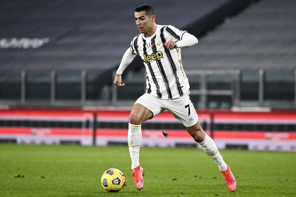 JB 12 Turín - Hráč Juventusu Cristiano Ronaldo uteká s loptou vo futbalovom zápase talianskej ligy Serie A Juventus Turín - FC Crotone v Turíne 22. februára 2021. FOTO TASR/AP
Juventus' Cristiano Ronaldo runs with the ball during the Serie A soccer match between Juventus and Crotone, at the Allianz Stadium in Turin, Italy, Monday, Feb. 22, 2021. (Marco Alpozzi/LaPresse via AP)