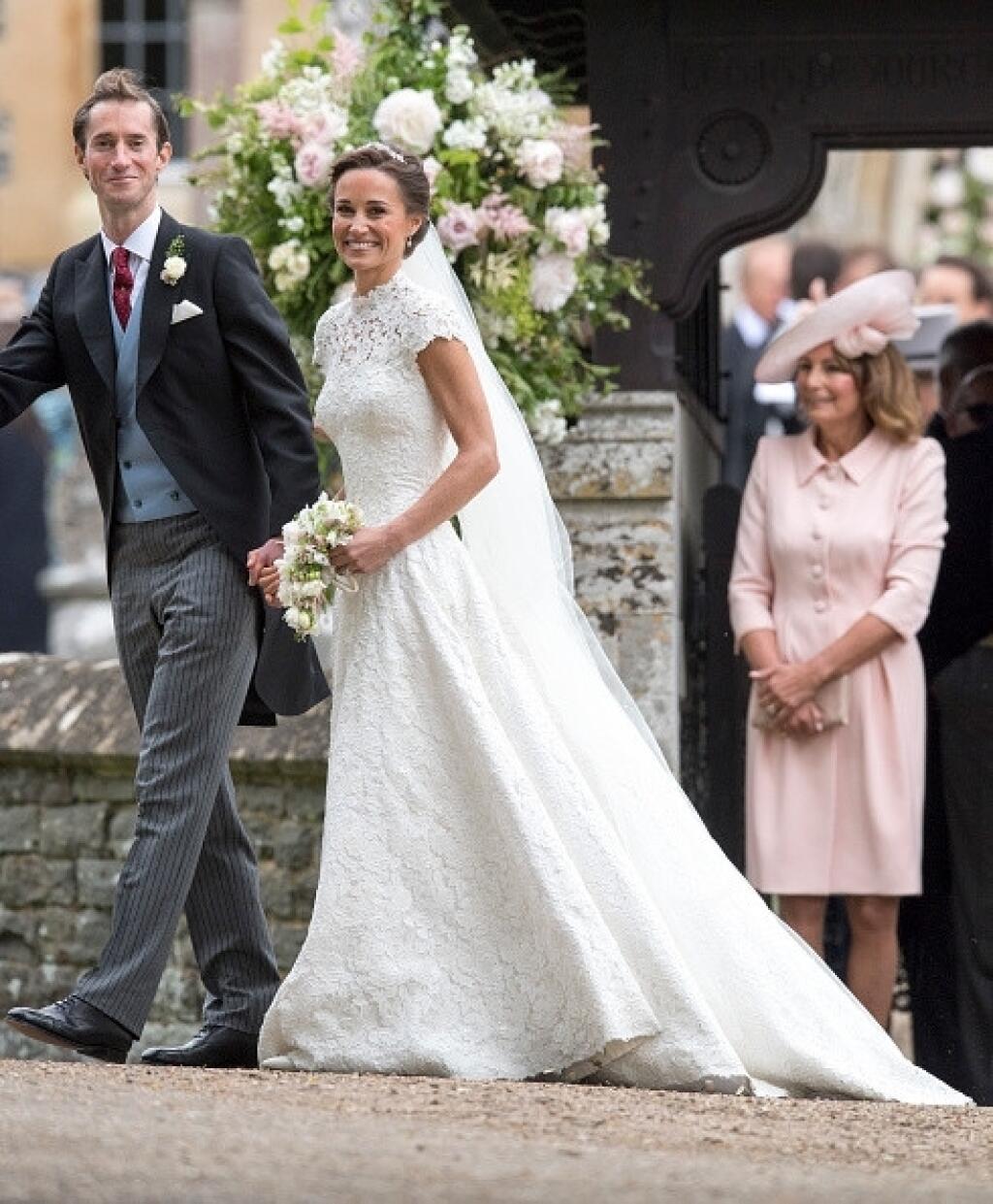 Pippa Middleton (33) – Biela jej pristane. Na svojej vlastnej svadbe 20. mája 2017 stavila na kreáciu od Gilesa Deacona. Pred oltár s Jamesom Matthewson prišla v róbe celej posiatej čipkou, s čipkovým stojáčikom a krátkymi rukávmi. Na hlave mala tiaru od Robinsona Pelhama.