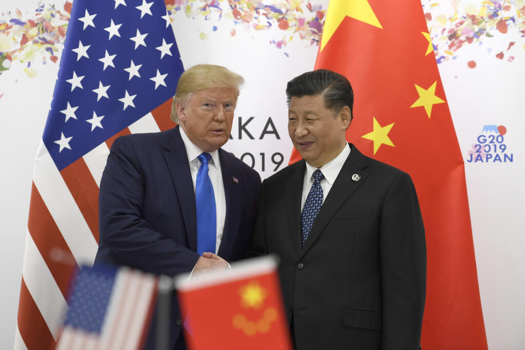 JB 6 Osaka - Americký prezident Donald Trump (vľavo) a čínsky prezident Si Ťin-pching počas stretnutia v rámci summitu skupiny G20 v Osake na západe Japonska 29. júna 2019. FOTO TASR/AP

President Donald Trump poses for a photo with Chinese President Xi Jinping during a meeting on the sidelines of the G-20 summit in Osaka, Japan, Saturday, June 29, 2019. (AP Photo/Susan Walsh)