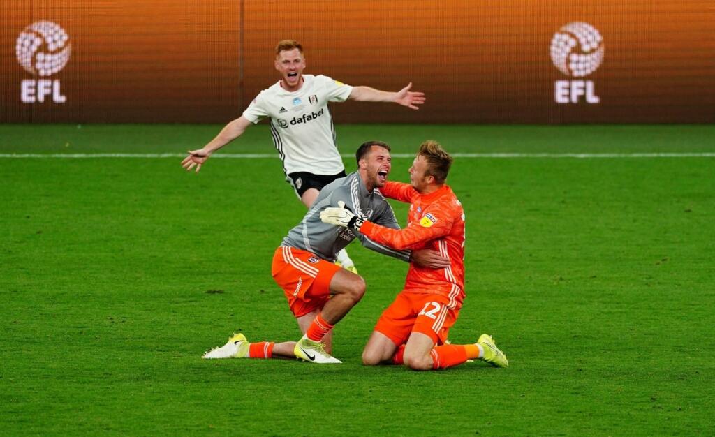 Radosť slovenského brankára so spoluhráčmi po záverečnom hvizde.