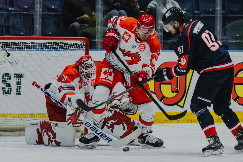 Na snímke Miroslav Preisinger (Slovan) a Ondřej Kacetl (Třinec) počas zápasu F skupiny Champions hockey league medzi HC Slovan Bratislava a Oceláři Třinec.