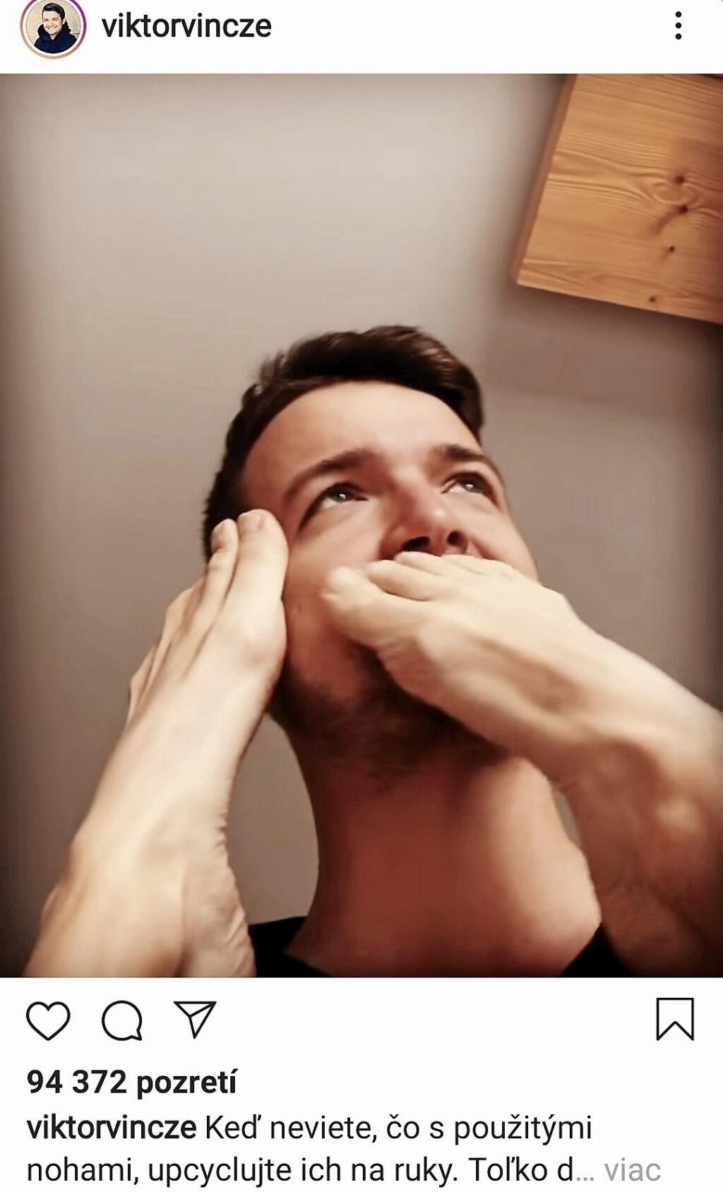 BLÁZNIVÍ VINCZEOVCI Moderátori šokovali svojím netradičným videom s Adelinými nohami na Viktorovej tvári.