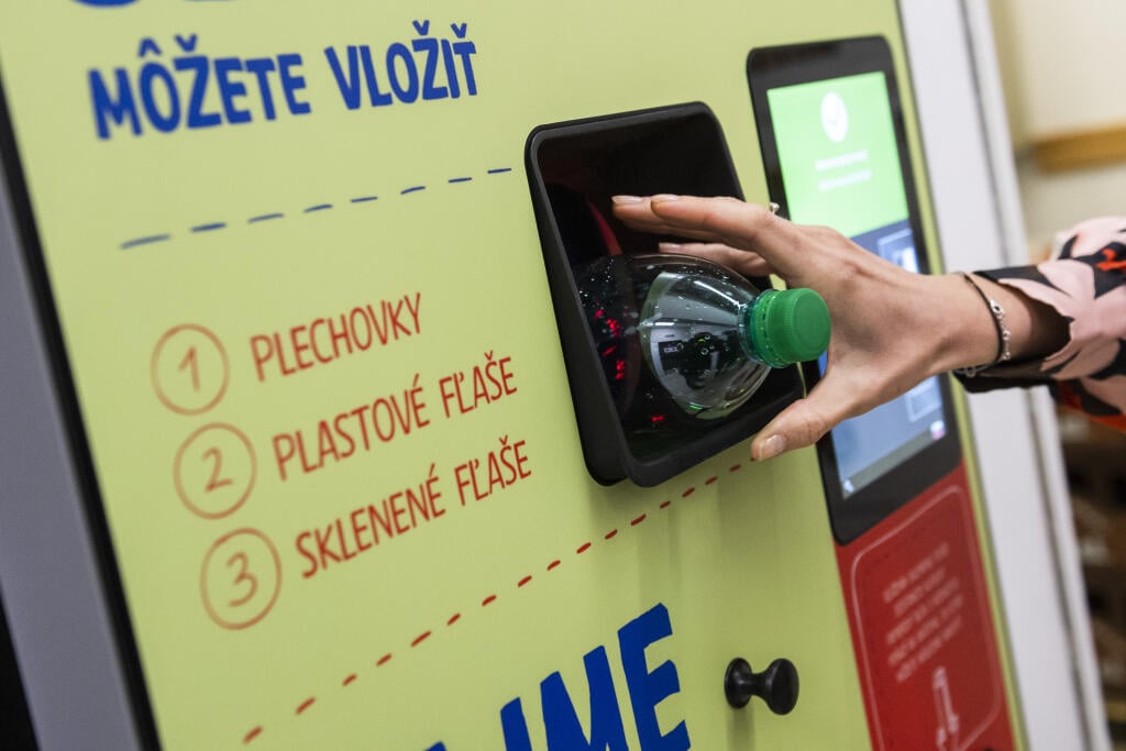 Na snímke prvý automat na zálohovanie PET fliaš a plechoviek počas tlačovej konferencie k jeho spusteniu v hypermarkete v Senci na Bratislavskej ulici 19. apríla 2021. FOTO TASR - Jaroslav Novák