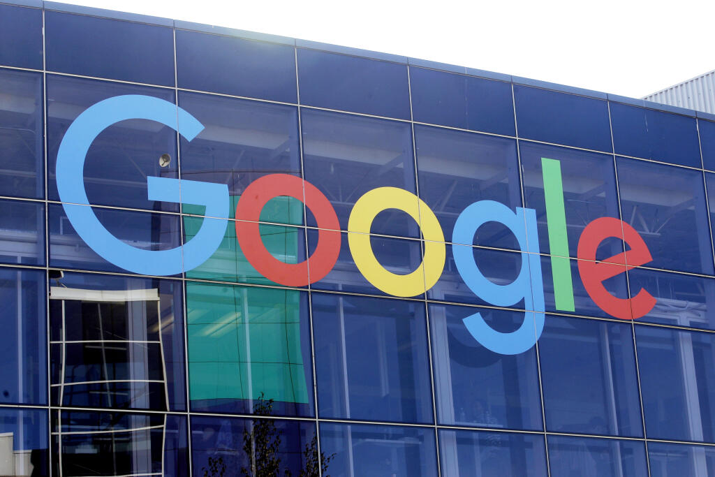 KK16 Mountain View - Na archívnej snímke z 24. septembra 2019 nápis Google na budove v americkom Mountain View. Americké ministerstvo spravodlivosti a 11 federálnych štátov podalo protimonopolnú žalobu na Google. Koncern obviňujú z toho, že za zneužíva svoje monopolné postavenie na trhu, aby potlačil konkurenciu. FOTO TASR/AP
FILE - In this Sept. 24, 2019, file photo a sign is shown on a Google building at their campus in Mountain View, Calif.  The Justice Department is expected to file a lawsui