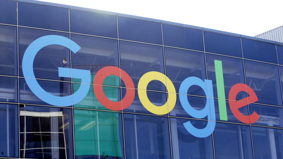 KK16 Mountain View - Na archívnej snímke z 24. septembra 2019 nápis Google na budove v americkom Mountain View. Americké ministerstvo spravodlivosti a 11 federálnych štátov podalo protimonopolnú žalobu na Google. Koncern obviňujú z toho, že za zneužíva svoje monopolné postavenie na trhu, aby potlačil konkurenciu. FOTO TASR/AP
FILE - In this Sept. 24, 2019, file photo a sign is shown on a Google building at their campus in Mountain View, Calif. The Justice Department is expected to file a lawsui