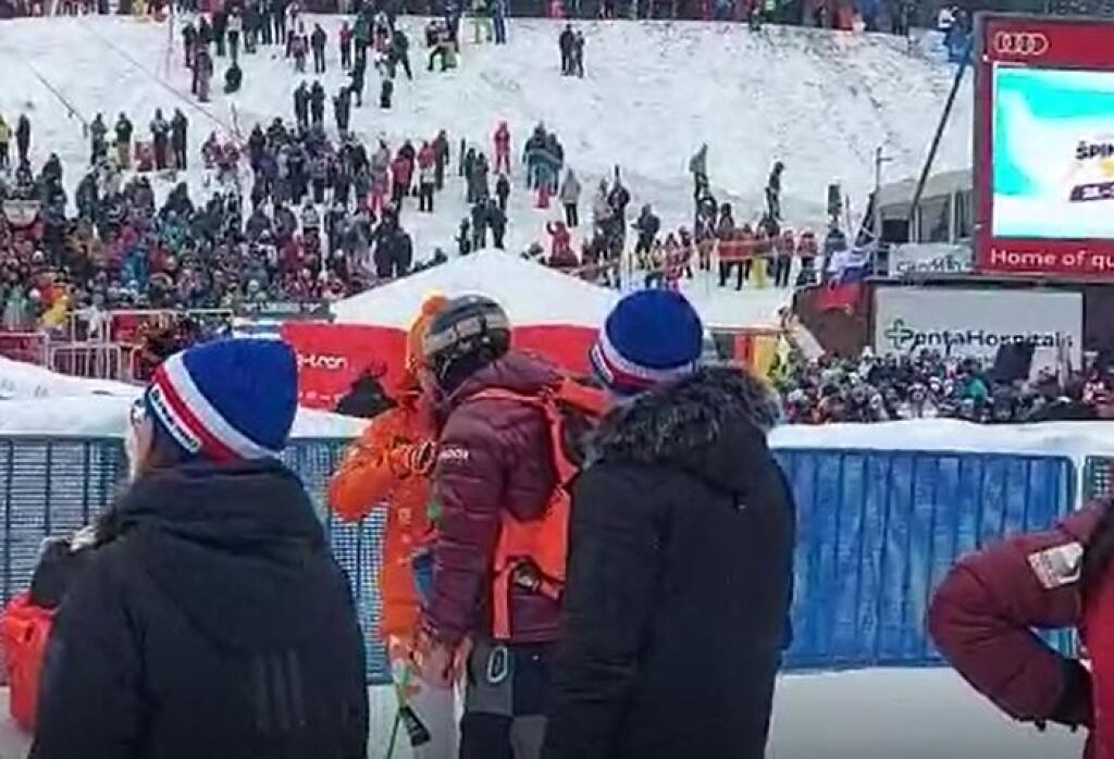 Po pretekoch Petra čoci vysvetľovala bratovi Boprisovi a hádzala pri tom palicou.