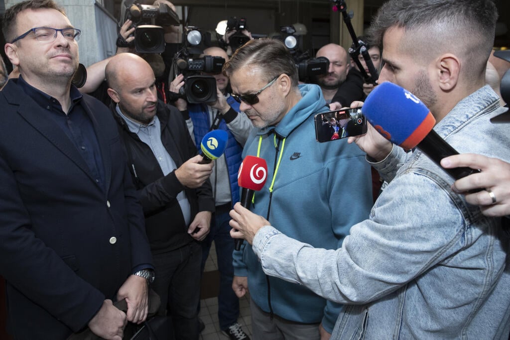 Dušan Dědeček, ktorých spôsobil dopravnou nehodou na Zochovej ulici v Bratislave smrť 5 ľudí sa opätovne postavil pred sú, ktorý rozhoduje o jeho vzatí do väzby. Na snímke s advokátom Jiřím Kučerom.