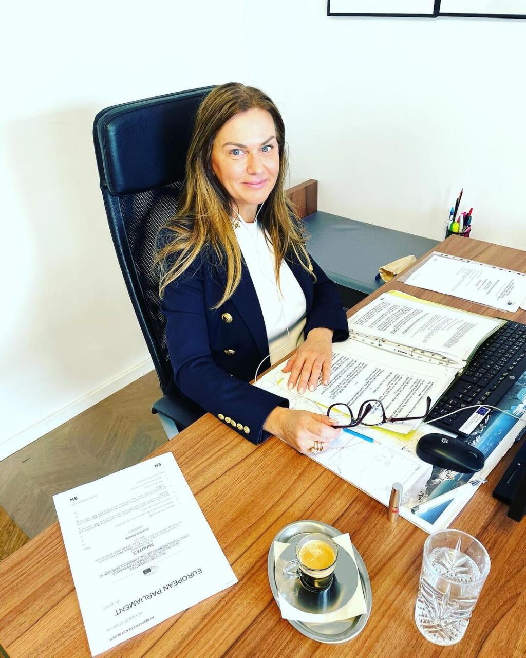 Monika popri materstve stíha aj pracovné povinnosti.