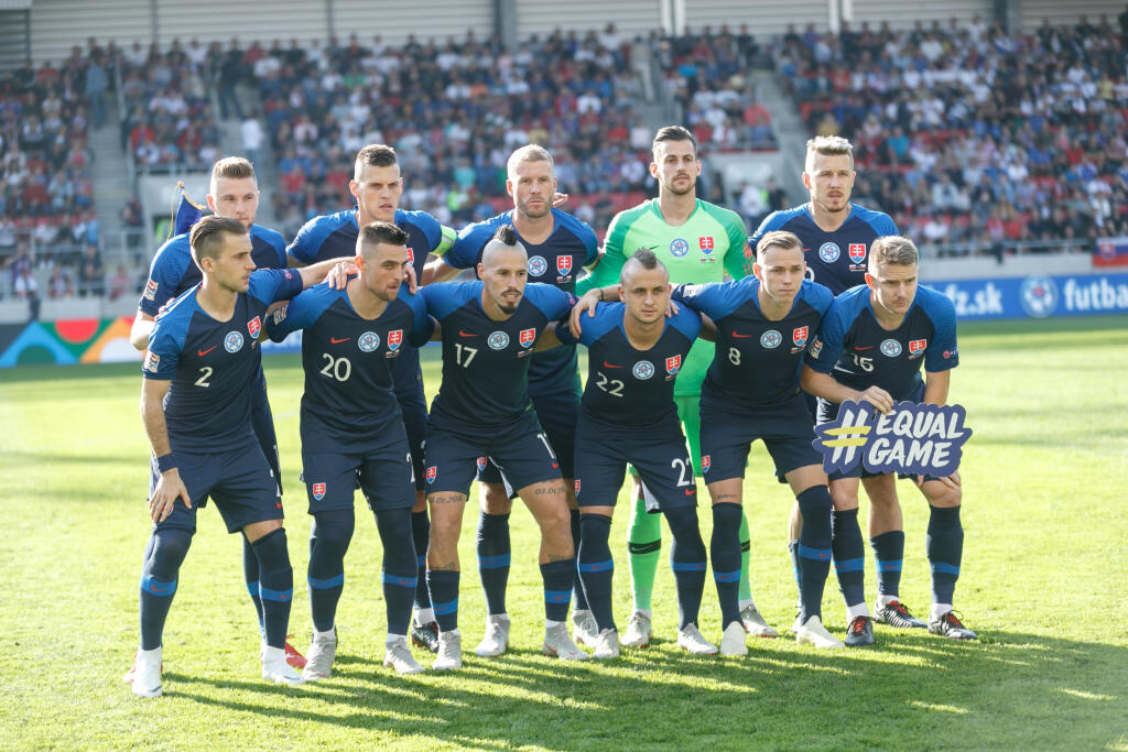 Slovenské hviezdy namiesto regenerácie zvolili tak trochu iný druh regenerácie, ako si žiadal náročný zápas v Trnave. Miesto oddychovania na izbách a masteniu populárnych videohier si podľa našich zdrojov mala partička hviezd obuť túlavé topánky a zamieriť si užiť horúčku sobotňajšej noci do jedného z nočných klubov. Tento neprofesionálny prístup hráčov mal byť poslednou kvapkou v pohári trpezlivosti Kozáka. Nám sa podarilo zistiť, ktorí hráči zlomili väz Jánovi Kozákovi a extréner repre exkluzívne pre náš portál zareagoval. Sledujte v GALÉRII.