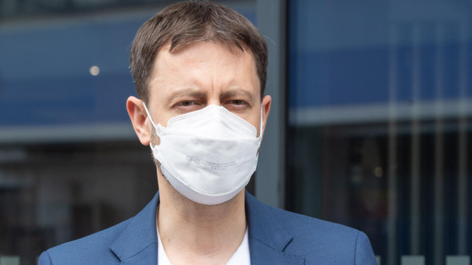 Na snímke je predseda vlády SR Eduard Heger ktorý sa nechal zaočkovať prvou dávkou proti covidu.