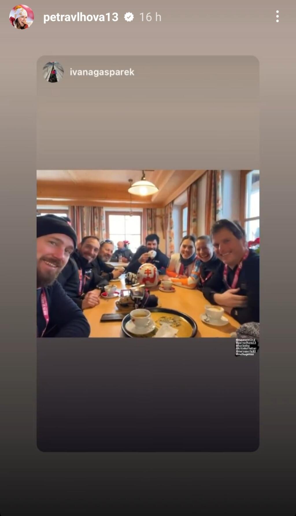 Potom, čo sa vymrzli vo vysokej nadmorskej výške, sa zohriali pri stole v reštaurácii. Možno pozývala Peťa.