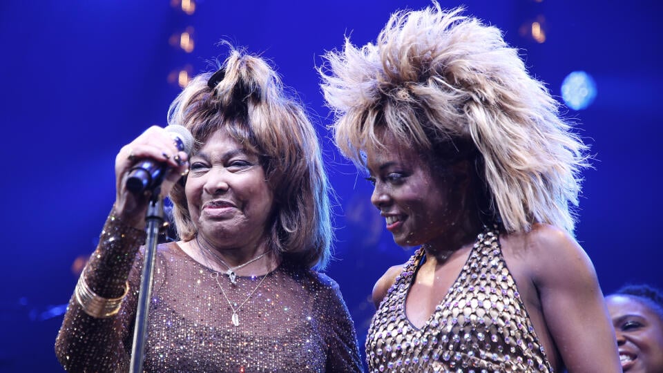 Muzikál o živote Tiny Turner s názvom Simply the Best: vľavo samotná Tina Turner a vedľa nej speváčka Adrienne Warren, ktorá ju stvárnila v rámci predstavenia.