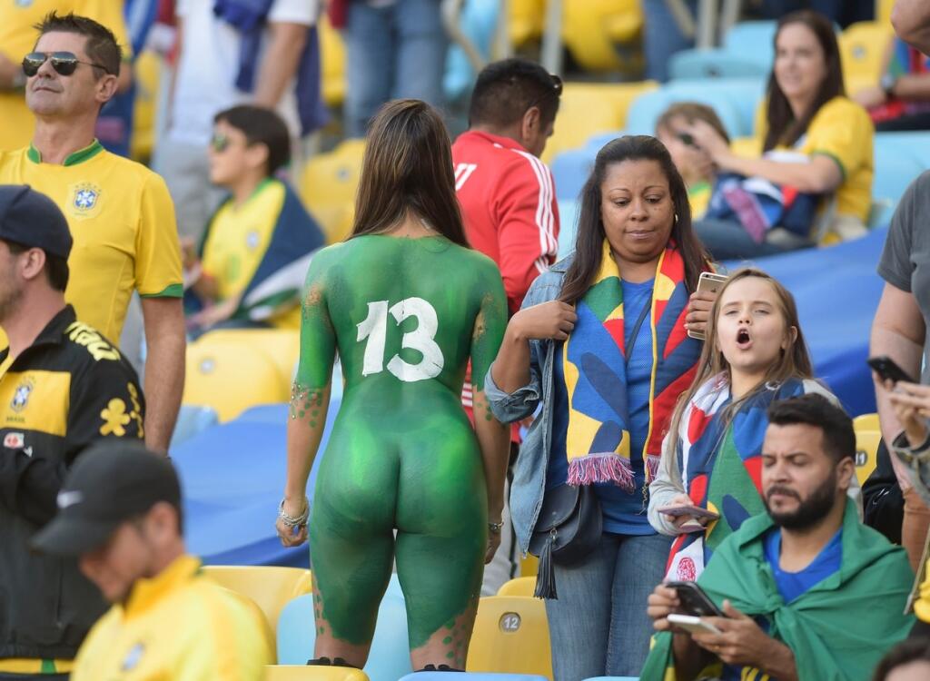 Brazílska fanúšička si počas Copa America v roku 2019 starosti s oblečením nerobila. Mala ho len namaľované, cez farbu však presvitalo viac než dosť.