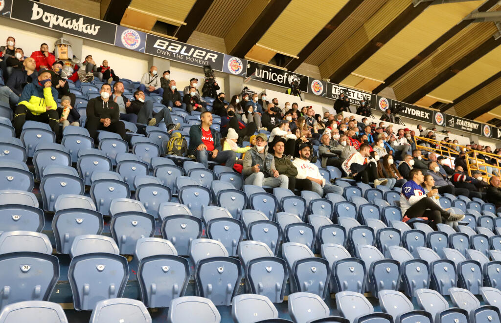 Na snímke diváci počas 1. kola Tipos extraligy HKM Zvolen – HK Spišská Nová Ves vo Zvolene 24. septembra 2021. FOTO TASR - Ján Krošlák