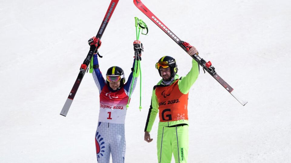 WA 7 Peking - Slovenský reprezentant v paraalpskom lyžovaní Miroslav Haraus (vľavo) a navádzač Maroš Hudík sa tešia zo zisku bronzovej medaily v obrovskom slalome zrakovo znevýhodnených na zimných paralympijských hrách v Pekingu vo štvrtok 10. marca 2022. Pre slovenskú výpravu zabezpečil po troch najcennejších kovoch štvrtú medailu. FOTO TASR/AP
Miroslav Haraus of Slovakia and guide Maros Hudik celebrate after competing in the men's giant slalom, vision impaired event at the 2022 Winter Paraly