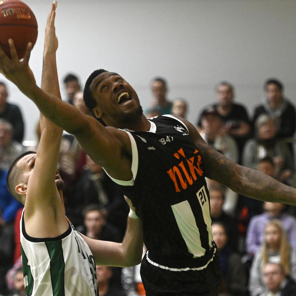Na snímke zľava Saša Jankovič (MBK Baník Handlová) a Delvon Johnson (BC Prievidza) v zápase 23. kola SBL v basketbale mužov MBK Baník Handlová - BC Prievidza 15. januára 2020 v Handlovej. FOTO TASR - Radovan Stoklasa